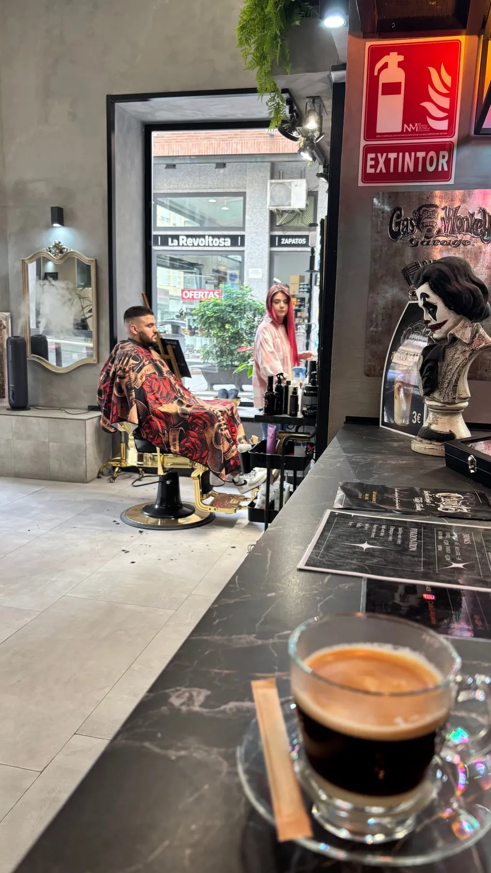 El café, en la barra de mármol