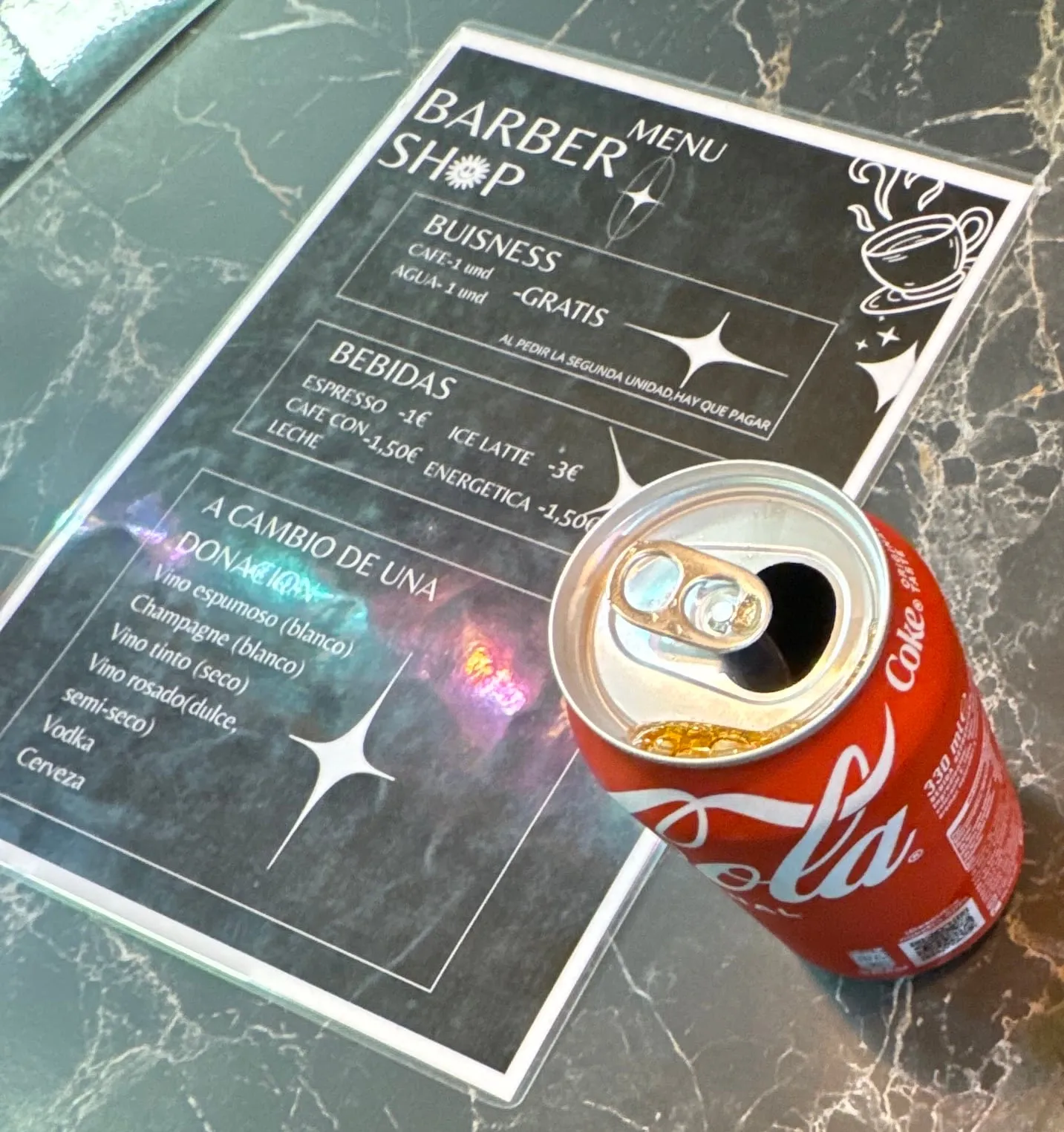 La carta de bebidas de Club 13 sobre la barra