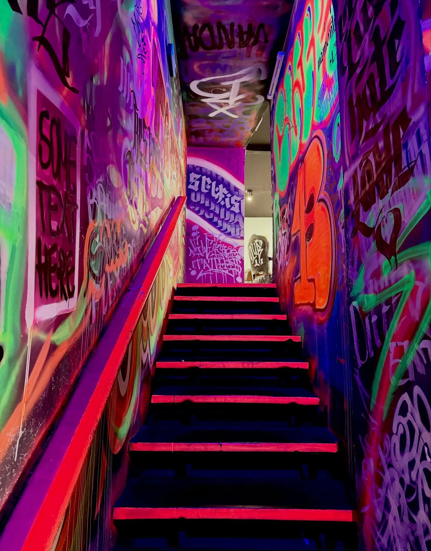 La escalera de neón: abajo, Code Inked
